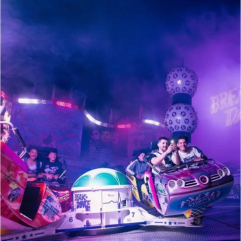 Manège Breakdance illuminé à la Braderie d’Aigle, ambiance fête foraine nocturne