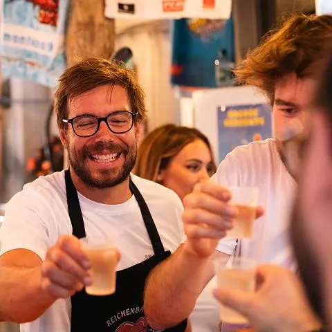 Amis trinquant au stand boissons lors de la Braderie d’Aigle 2025 dans une ambiance conviviale