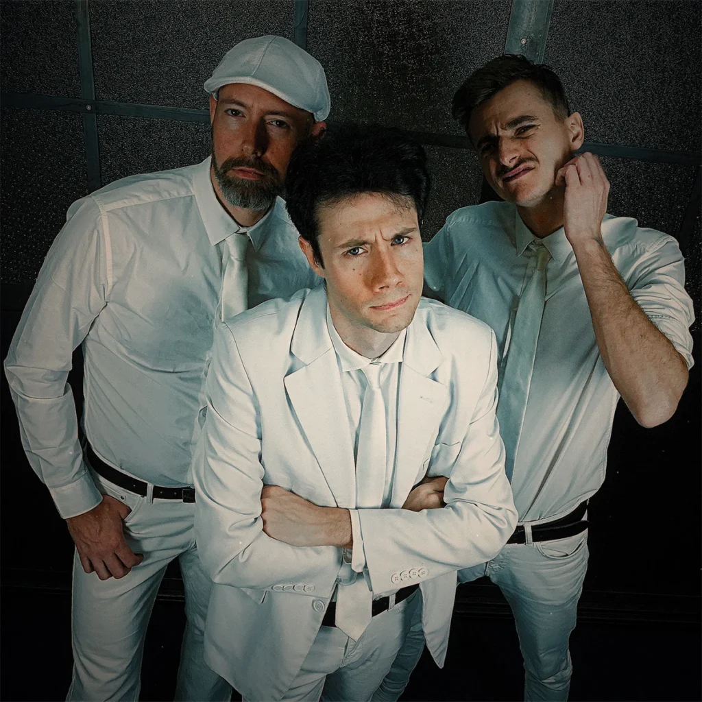 Seriously Serious, trio rock en costumes blancs, prêt à faire vibrer la Braderie d’Aigle avec leur rock qui décoiffe !